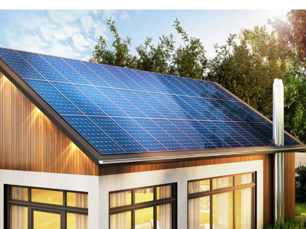 Een dak van een moderne huis waar zonnepanelen op is gelegd