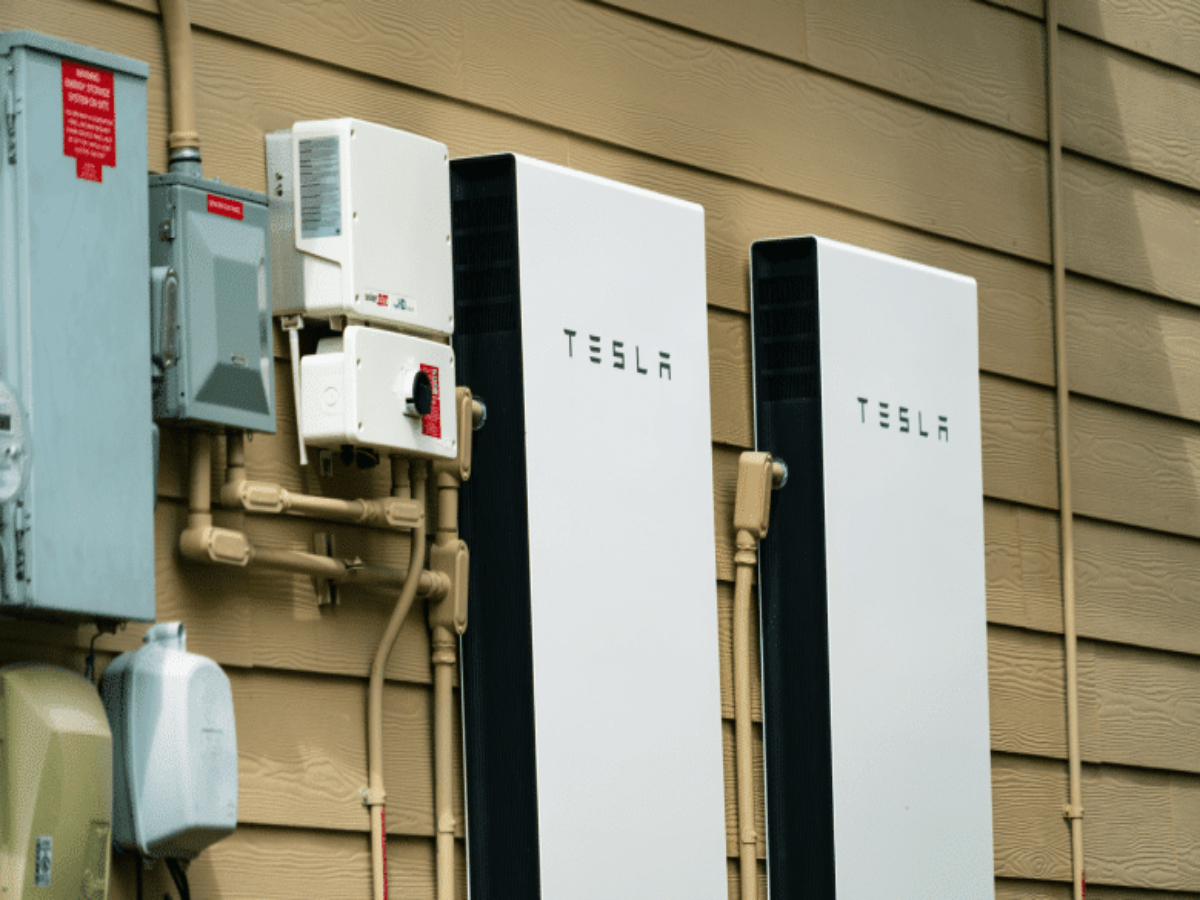 Een powerwall thuisbatterij van Tesla. 